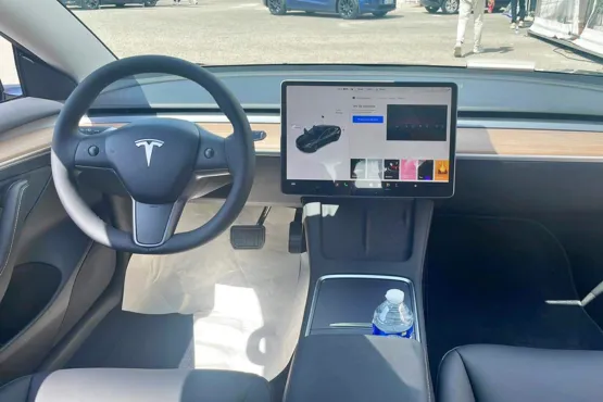 taxi alternatif tout confort interieur tesla